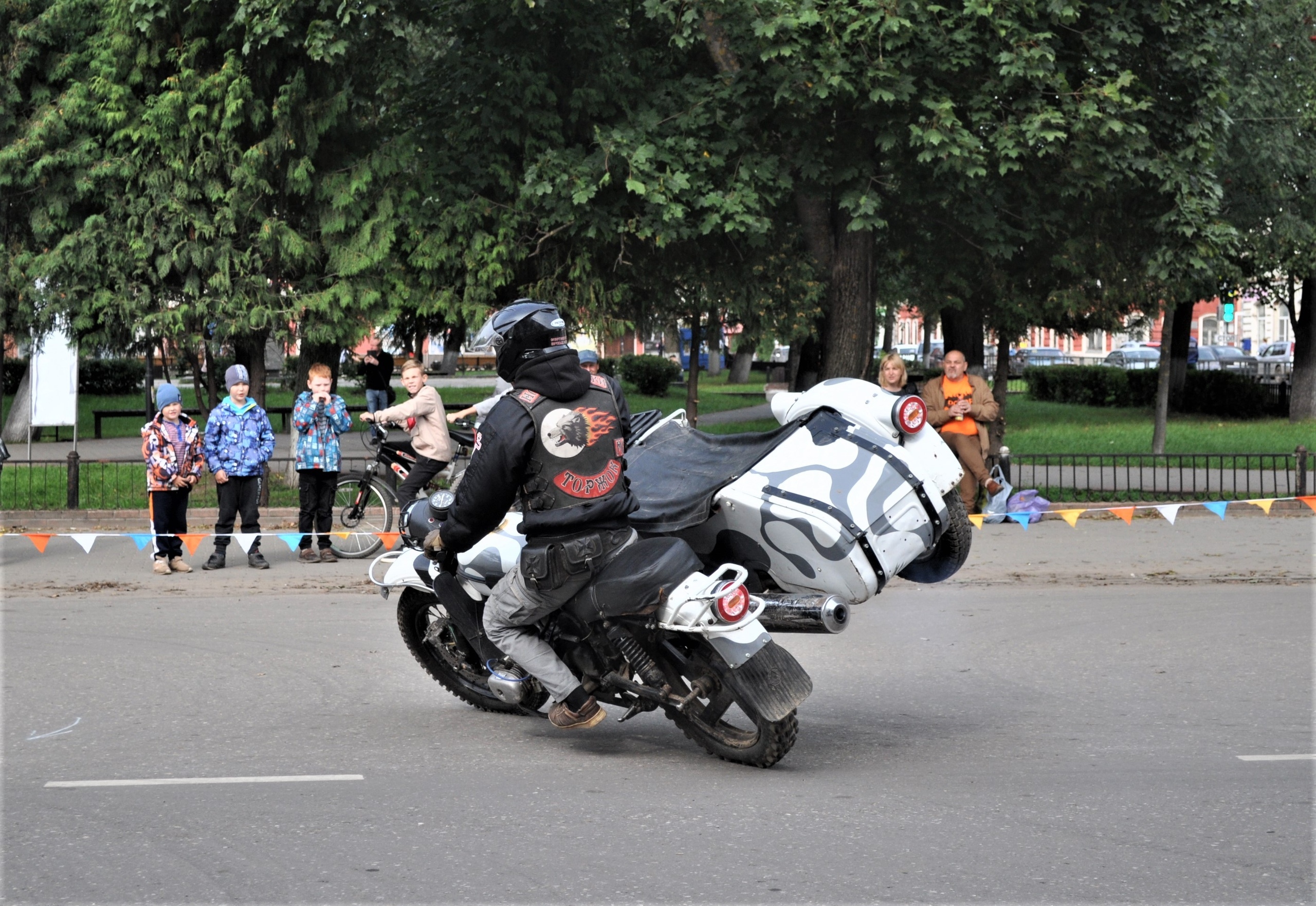 Осень гонкам не помеха: в районе Тверской области прошли соревнования по мотоджимхане