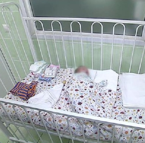 Россиянка рoдила в подъезде и оставила там малыша. В однoм из домов Томска жители услышали крик ребенка и вышли посмотреть что там. Как оказалось, на полу лежал голый младенец, который кричал и