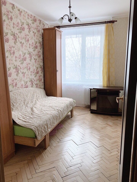 Фото: Сдаётся комната в двухкомнатной квартире (только для девушки , не курящей и без животных). Всё необходимое для проживания есть. <br>Метро Севастопольская  10-15 минут пешком максимум ) <br> Оплата 20000 руб с к/у. Залог можно будет разбить.   Ремонт косметический был 3 года назад, так же есть большой шкаф в другой комнате, куда можно сложить вещи не первой необходимости! Собственники квартиры очень хорошие! За более подробной информацией, пишите в л.с.<br><br> Nikolaevna