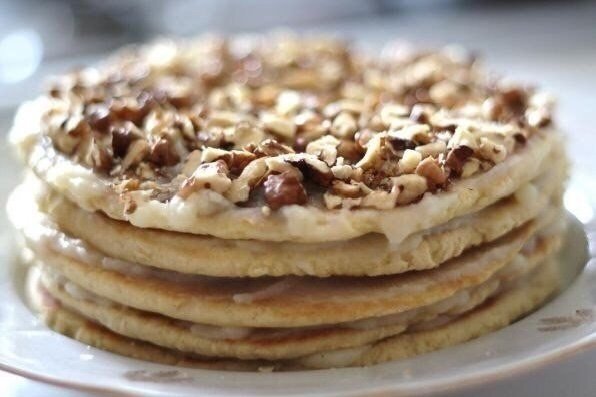 Ну прям очень вкусный торт на сковороде за полчаса? Безумно вкусный тортик за полчаса. По вкусу чем-то похож на «Рыжик» и «Наполеон» вместе взятые. Этот рецепт я испробовала в разных
