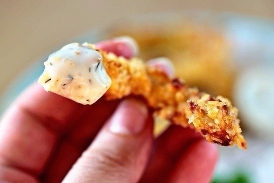 Луковые кольца Ингредиенты:- 135 гр муки- соль - перец черный молотый - перец чили молотый - 250 мл йогурта- 2 яйца- 3 луковицы - 20 мл растительного масла- 100 гр картофельных чипсов