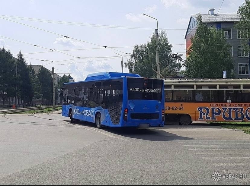 Вчера в Кемерове трамвай столкнулся с автобусом Это картинка