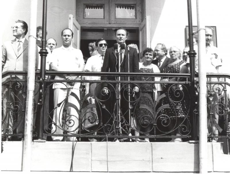 2. Открытие Литературного музея в г. Пенза. 1.07.1989. Литературный митинг у здания музея. Выступает Попов Е.С. (начальник департамента культуры Пензенской обл.)